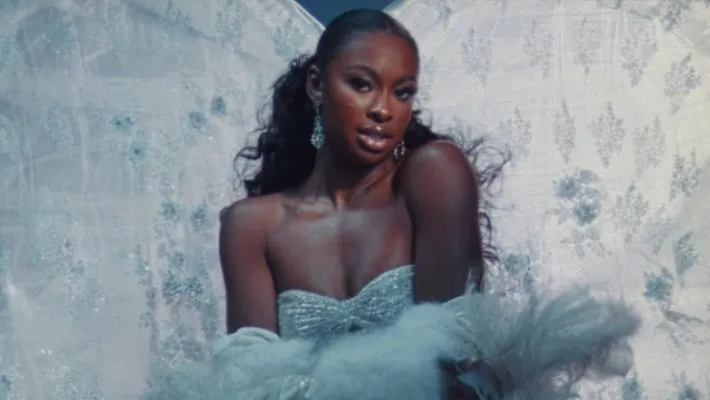 Coco Jones incarne plusieurs types différents de « Luvagirl » dans sa nouvelle vidéo glamour