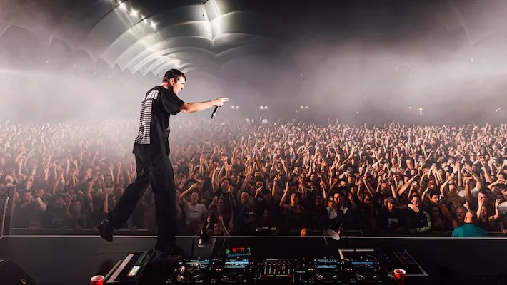 Fred Again... met un terme à l'ère "USB002" avec une collection de remixes