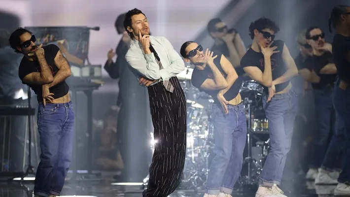 Harry Styles a quelques raisons pour lesquelles il ne fait pas de tournée traditionnelle pour son nouvel album