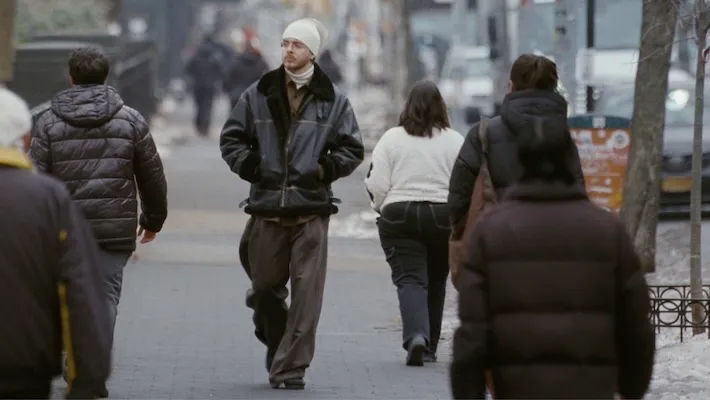 Jack Harlow interprète son nouveau son R&B dans la vidéo "Trade Places" de Lovey-Dovey