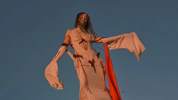 Le premier album de Kelsey Lu en sept ans, "So Help Me God", est enfin en route