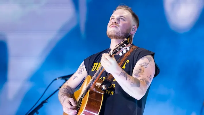 Le superfan de Jack Kerouac, Zach Bryan, a dépensé plus de 12 millions de dollars pour un parchemin de Kerouac pour son musée de Kerouac