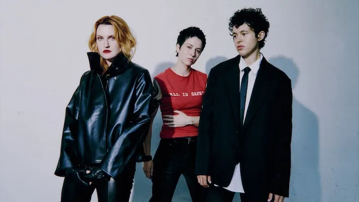 Muna passe un mauvais moment lors d'une fête avec son nouveau single introspectif "So What"