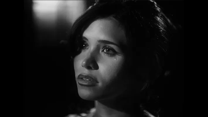 Nessa Barrett fait appel à Jesse Rutherford du quartier pour jouer dans sa vidéo cinématographique "Buffalo 66"