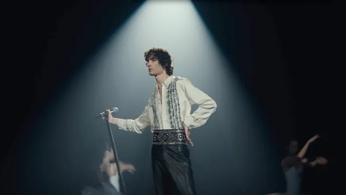 Sombr donne à « Potentiel » une vidéo cinématographique après avoir lancé la chanson à Coachella