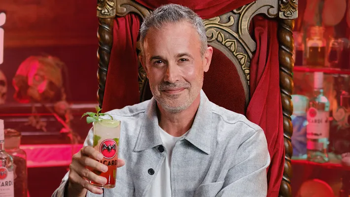 Freddie Prinze Jr. décompose sa parfaite fête d'Halloween sur "Good Spirits" de Bacardí et UPROXX